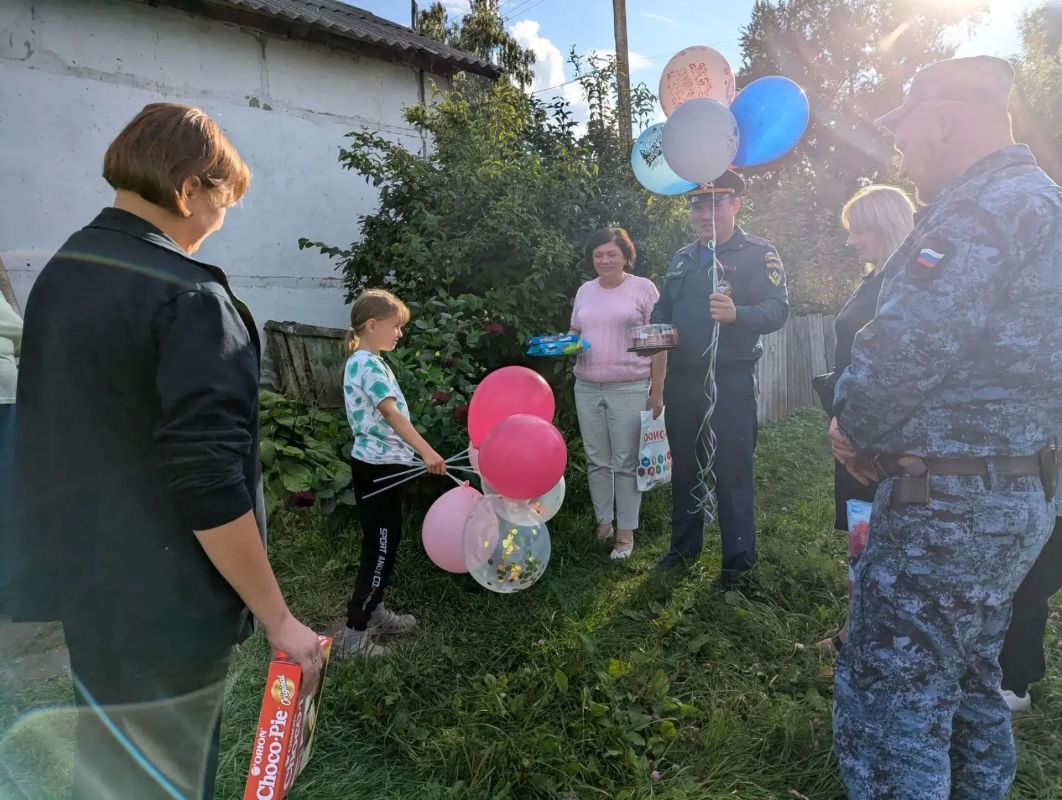 В Тульской области полицейские и сотрудники других ведомств поддержали первоклассницу в рамках акции «Помоги пойти учиться»