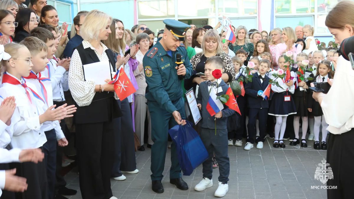 Юный герой.Первоклассник предотвратил пожар и спас дома соседей Юный герой.Первоклассник предотвратил пожар и спас дома соседей