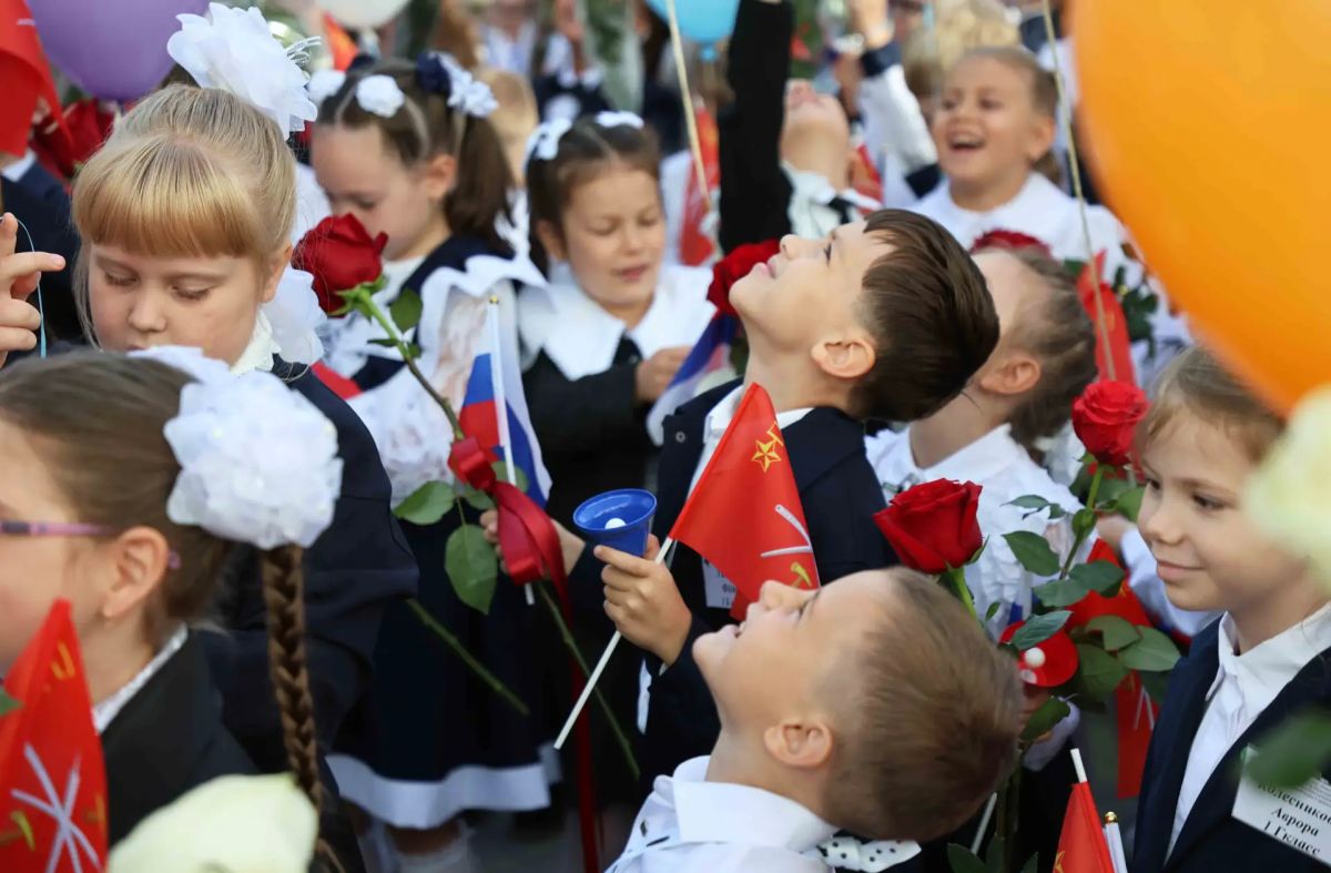 Тульские полицейские поздравили учащихся подшефного лицея имени Героя России Дмитрия Горшкова с началом учебного года Тульские полицейские поздравили учащихся подшефного лицея имени Героя России Дмитрия Горшкова с началом учебного года