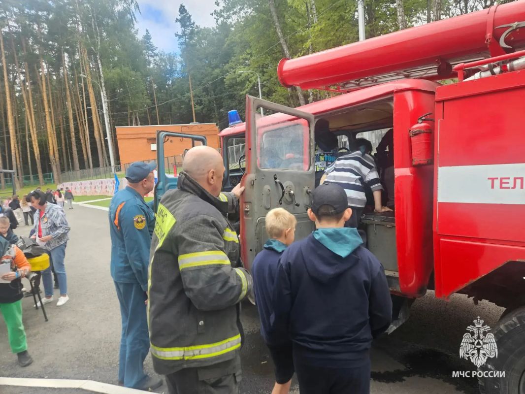 #СпасибоМЧС. Сотрудникам МЧС России выразили благодарность за участие в празднике «Безопасный город» В адрес ГУ МЧС России по Тульской области поступила благодарность за активное участие сотрудников пожарно-спасательного... #СпасибоМЧС. Сотрудникам МЧС России выразили благодарность за участие в празднике «Безопасный город» В адрес ГУ МЧС России по Тульской области поступила благодарность за активное участие сотрудников пожарно-спасательного...