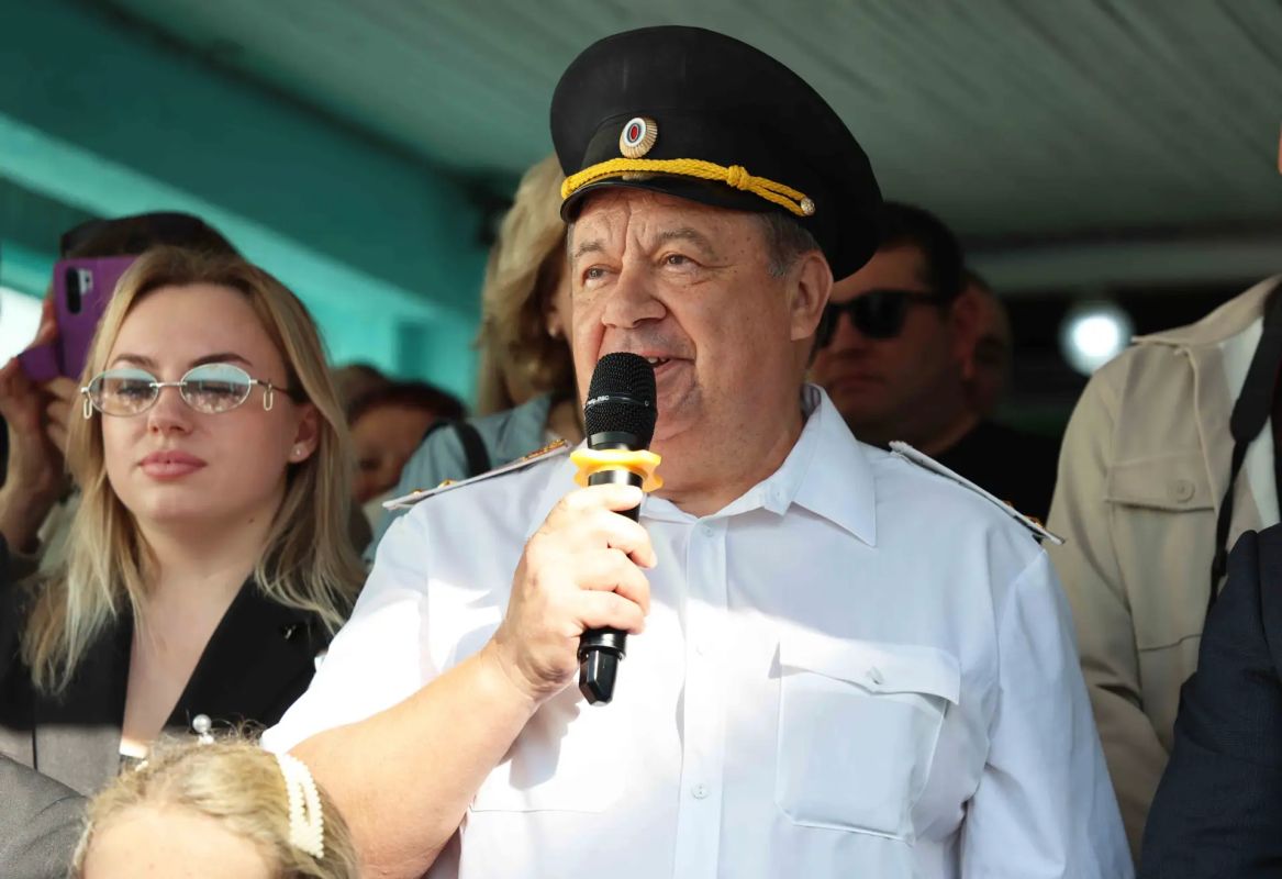 Тульские полицейские поздравили учащихся подшефного лицея имени Героя России Дмитрия Горшкова с началом учебного года Тульские полицейские поздравили учащихся подшефного лицея имени Героя России Дмитрия Горшкова с началом учебного года