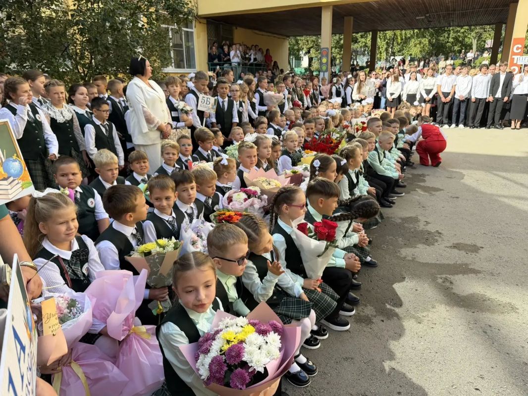 Путь в школу будет безопасным: Светлана Воскресенская вручила первоклассникам светоотражающие рюкзачки и поздравила школьников с Днем знаний Путь в школу будет безопасным: Светлана Воскресенская вручила первоклассникам светоотражающие рюкзачки и поздравила школьников с Днем знаний
