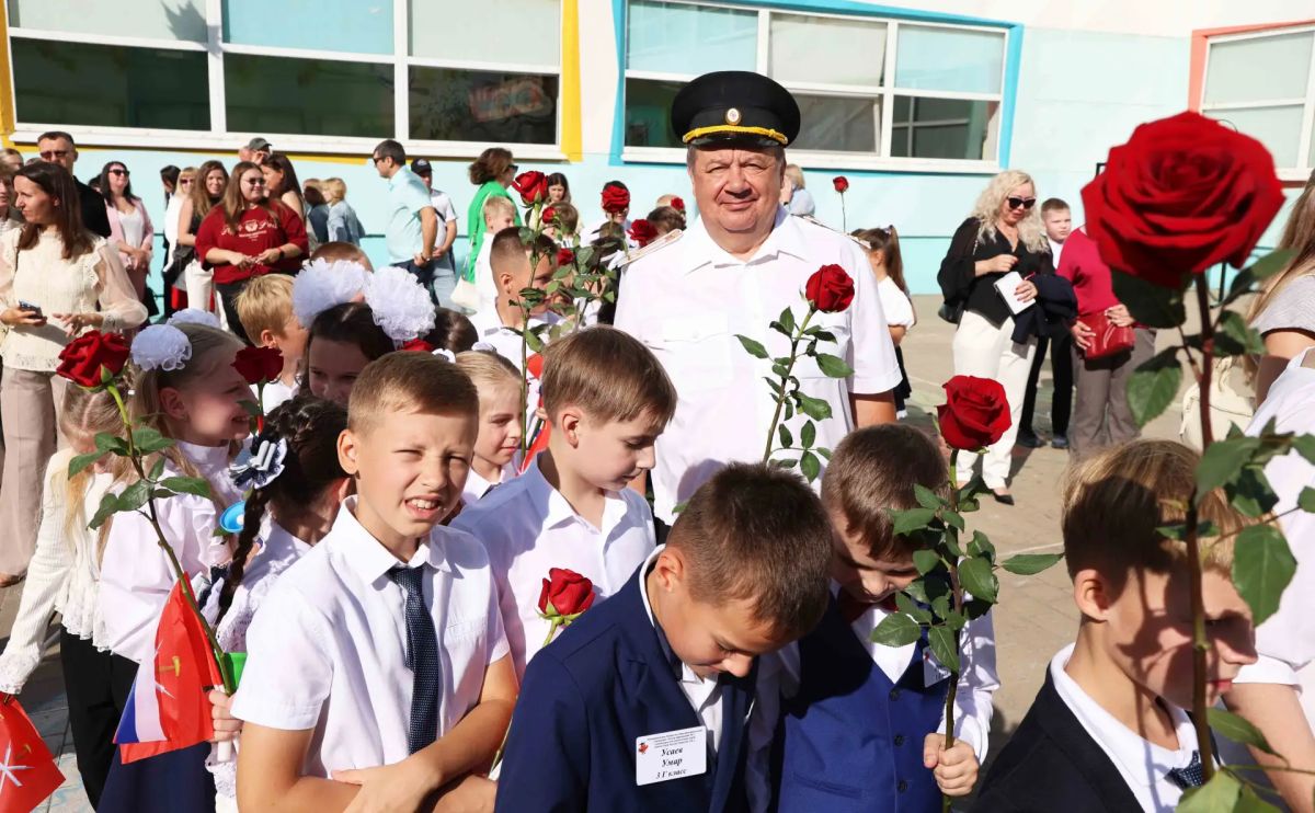 Тульские полицейские поздравили учащихся подшефного лицея имени Героя России Дмитрия Горшкова с началом учебного года Тульские полицейские поздравили учащихся подшефного лицея имени Героя России Дмитрия Горшкова с началом учебного года