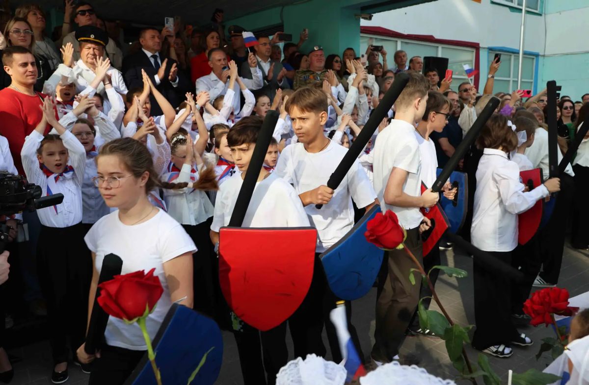 Тульские полицейские поздравили учащихся подшефного лицея имени Героя России Дмитрия Горшкова с началом учебного года Тульские полицейские поздравили учащихся подшефного лицея имени Героя России Дмитрия Горшкова с началом учебного года