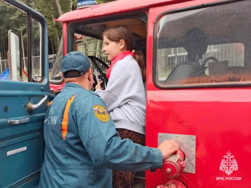 #СпасибоМЧС. Сотрудникам МЧС России выразили благодарность за участие в празднике «Безопасный город» В адрес ГУ МЧС России по Тульской области поступила благодарность за активное участие сотрудников пожарно-спасательного... #СпасибоМЧС. Сотрудникам МЧС России выразили благодарность за участие в празднике «Безопасный город» В адрес ГУ МЧС России по Тульской области поступила благодарность за активное участие сотрудников пожарно-спасательного...