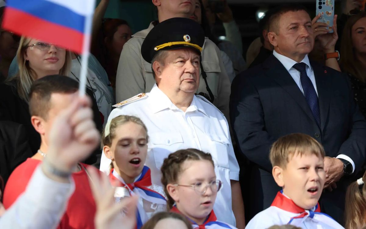 Тульские полицейские поздравили учащихся подшефного лицея имени Героя России Дмитрия Горшкова с началом учебного года Тульские полицейские поздравили учащихся подшефного лицея имени Героя России Дмитрия Горшкова с началом учебного года