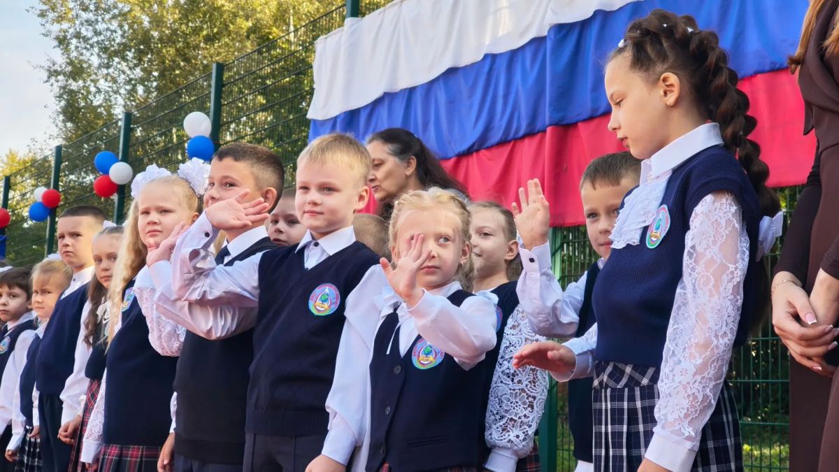 В эти минуты: линейка в Болоховской школе №2. С минуты на минуту сюда приедет губернатор Дмитрий Миляев В эти минуты: линейка в Болоховской школе №2. С минуты на минуту сюда приедет губернатор Дмитрий Миляев