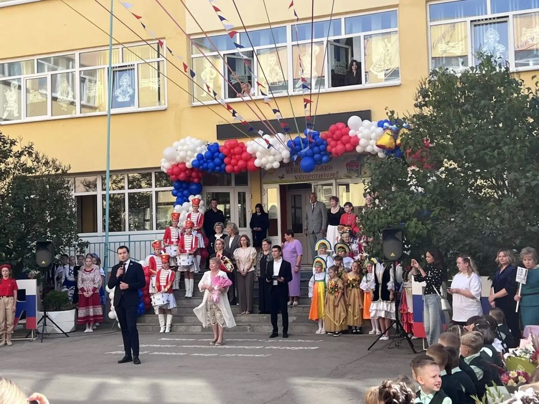 Депутаты Тульской городской Думы поздравили учеников тульских школ с Днем знаний Депутаты Тульской городской Думы поздравили учеников тульских школ с Днем знаний
