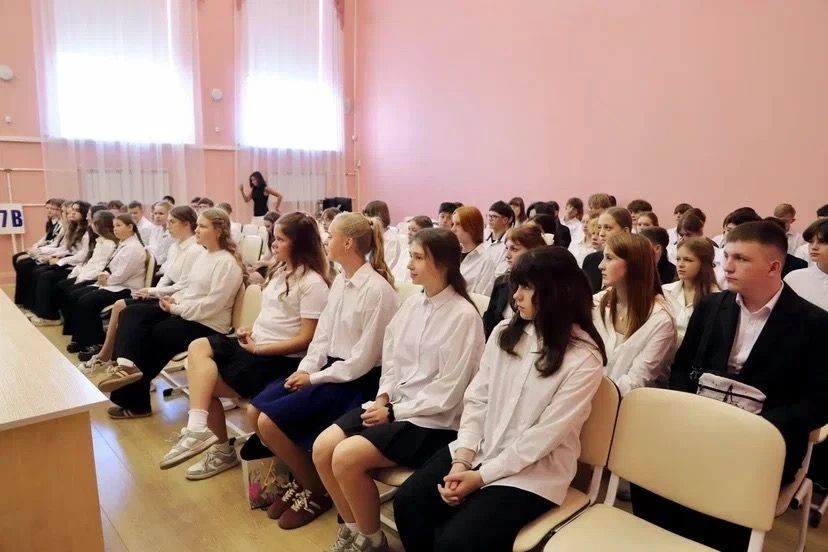 Депутаты Тульской городской Думы поздравили учеников тульских школ с Днем знаний Депутаты Тульской городской Думы поздравили учеников тульских школ с Днем знаний