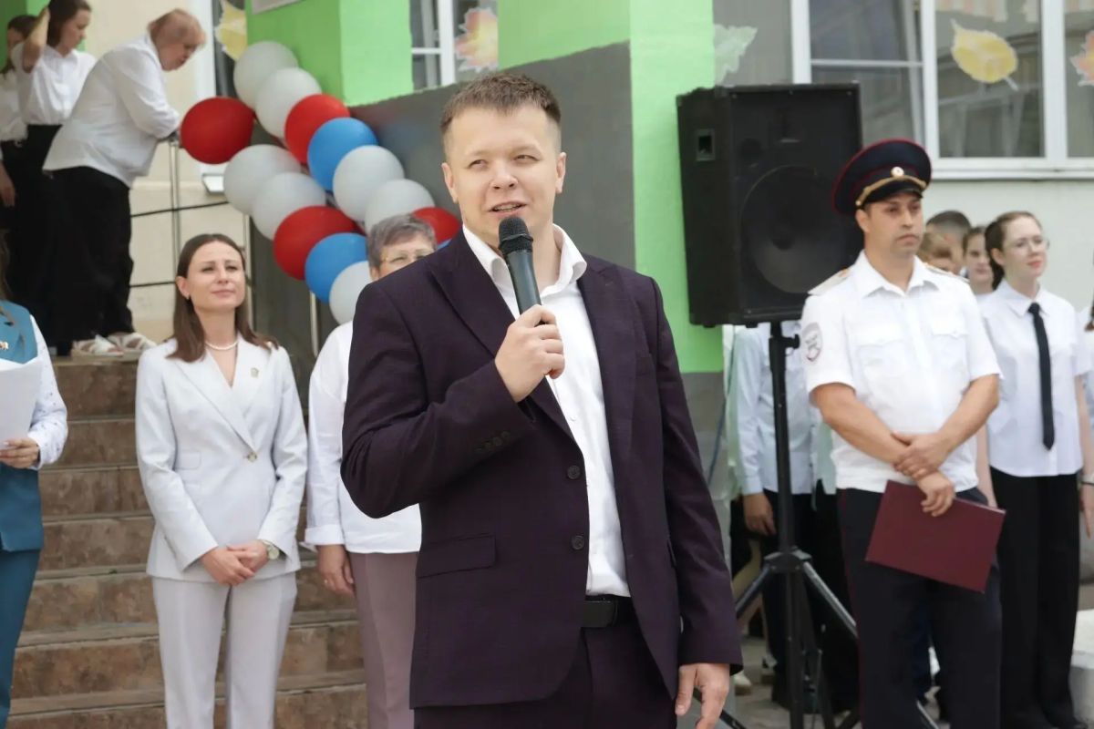 Депутаты Тульской городской Думы поздравили учеников тульских школ с Днем знаний Депутаты Тульской городской Думы поздравили учеников тульских школ с Днем знаний