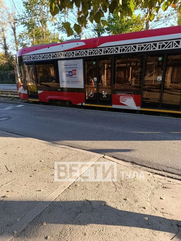 На перекрестке Агеева - Тимирязева встали трамваи из-за того что на повороте рядом с рельсами застрял автобус На перекрестке Агеева - Тимирязева встали трамваи из-за того что на повороте рядом с рельсами застрял автобус