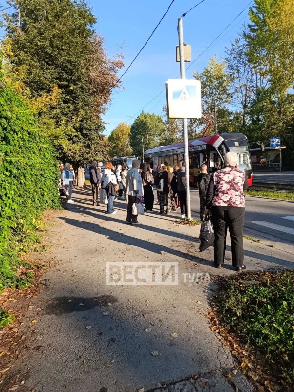 На перекрестке Агеева - Тимирязева встали трамваи из-за того что на повороте рядом с рельсами застрял автобус На перекрестке Агеева - Тимирязева встали трамваи из-за того что на повороте рядом с рельсами застрял автобус