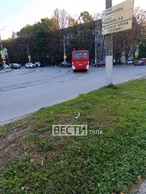 На перекрестке Агеева - Тимирязева встали трамваи из-за того что на повороте рядом с рельсами застрял автобус На перекрестке Агеева - Тимирязева встали трамваи из-за того что на повороте рядом с рельсами застрял автобус