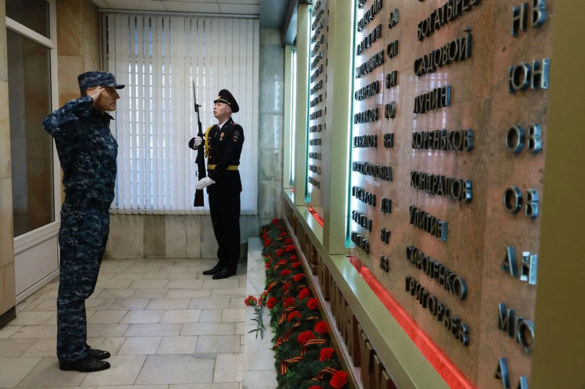 В День солидарности в борьбе с терроризмом тульские полицейские и представители общественности почтили память жертв терактов В День солидарности в борьбе с терроризмом тульские полицейские и представители общественности почтили память жертв терактов