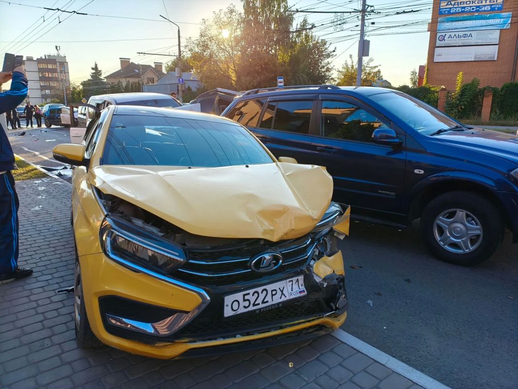Жёсткая авария с 9 машинами произошла сегодня вечером на пересечении Первомайской и Дмитрия Ульянова Жёсткая авария с 9 машинами произошла сегодня вечером на пересечении Первомайской и Дмитрия Ульянова