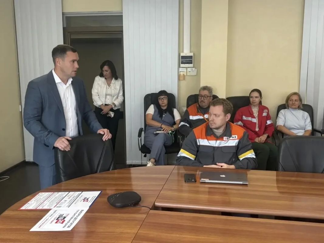 Первый заместитель председателя Тульской городской Думы, член фракции «Единая Россия» Евгений Смолянинов пообщался с трудовым коллективом «Евраз» Первый заместитель председателя Тульской городской Думы, член фракции «Единая Россия» Евгений Смолянинов пообщался с трудовым коллективом «Евраз»