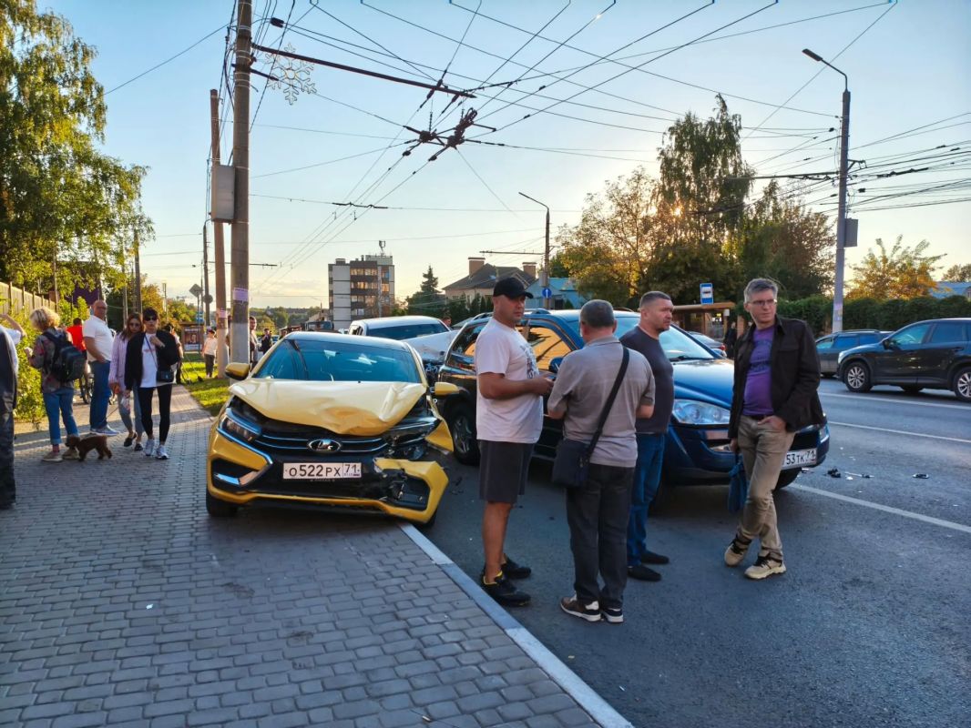 Жёсткая авария с 9 машинами произошла сегодня вечером на пересечении Первомайской и Дмитрия Ульянова Жёсткая авария с 9 машинами произошла сегодня вечером на пересечении Первомайской и Дмитрия Ульянова