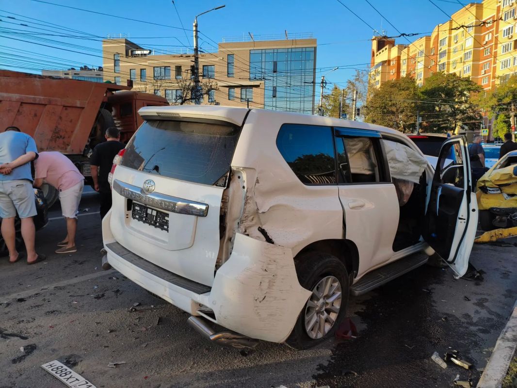 Жёсткая авария с 9 машинами произошла сегодня вечером на пересечении Первомайской и Дмитрия Ульянова Жёсткая авария с 9 машинами произошла сегодня вечером на пересечении Первомайской и Дмитрия Ульянова
