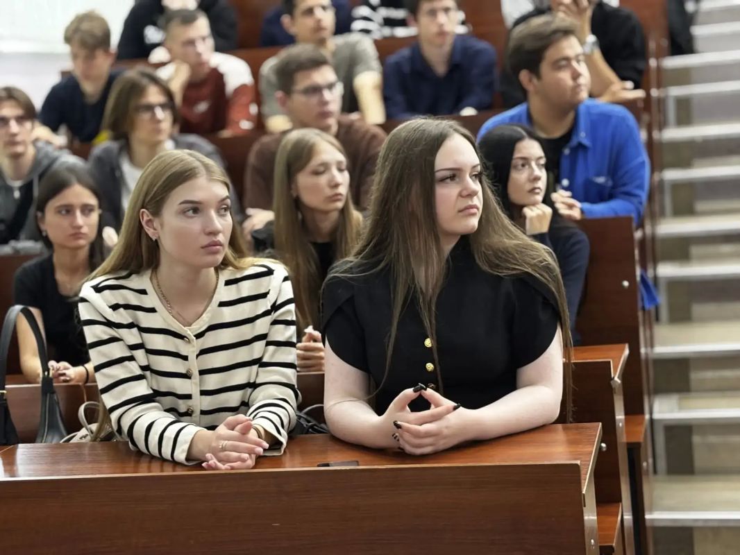 Около сотни студентов одного из крупнейших вузов Тульской области – Тульского государственного университета – узнали о предстоящем дне голосования не из рекламы, не из публикаций в СМИ – а лично от председателя избирательной... Около сотни студентов одного из крупнейших вузов Тульской области – Тульского государственного университета – узнали о предстоящем дне голосования не из рекламы, не из публикаций в СМИ – а лично от председателя избирательной...
