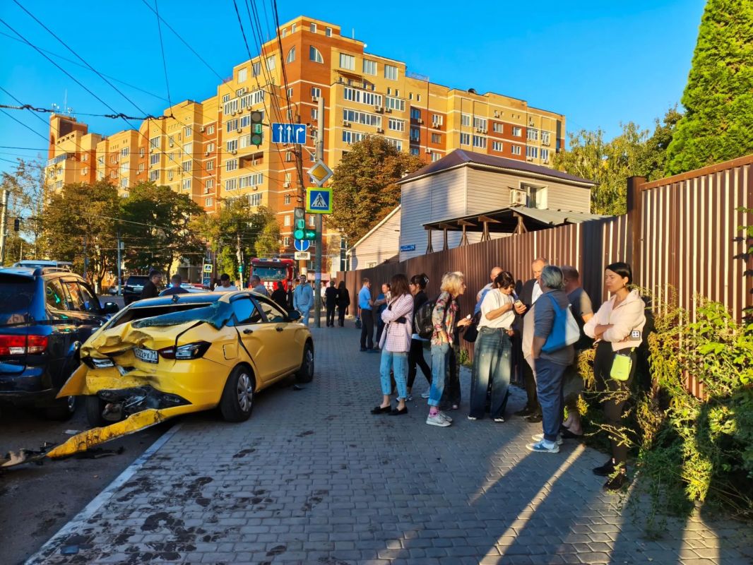 Жёсткая авария с 9 машинами произошла сегодня вечером на пересечении Первомайской и Дмитрия Ульянова Жёсткая авария с 9 машинами произошла сегодня вечером на пересечении Первомайской и Дмитрия Ульянова