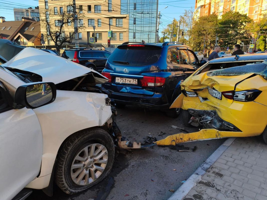 Жёсткая авария с 9 машинами произошла сегодня вечером на пересечении Первомайской и Дмитрия Ульянова Жёсткая авария с 9 машинами произошла сегодня вечером на пересечении Первомайской и Дмитрия Ульянова