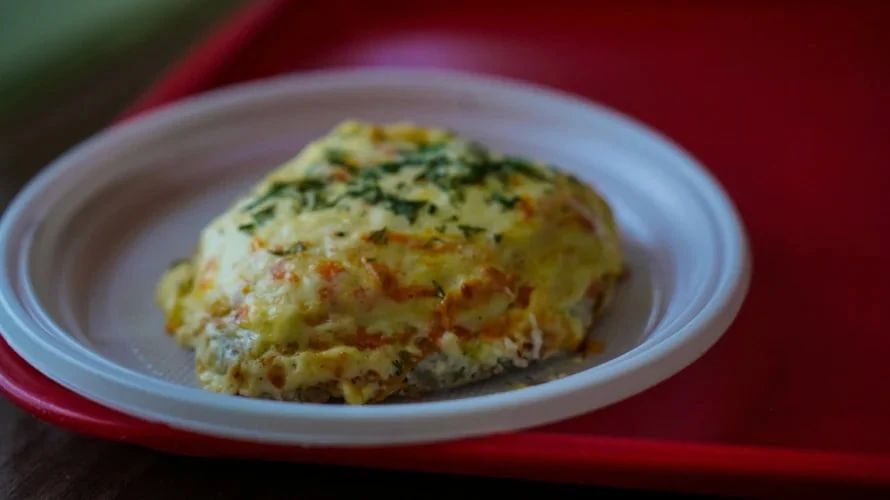 Со штукатуркой вкуснее: повара в столовой «Гуд Фуд» готовили во время ремонта