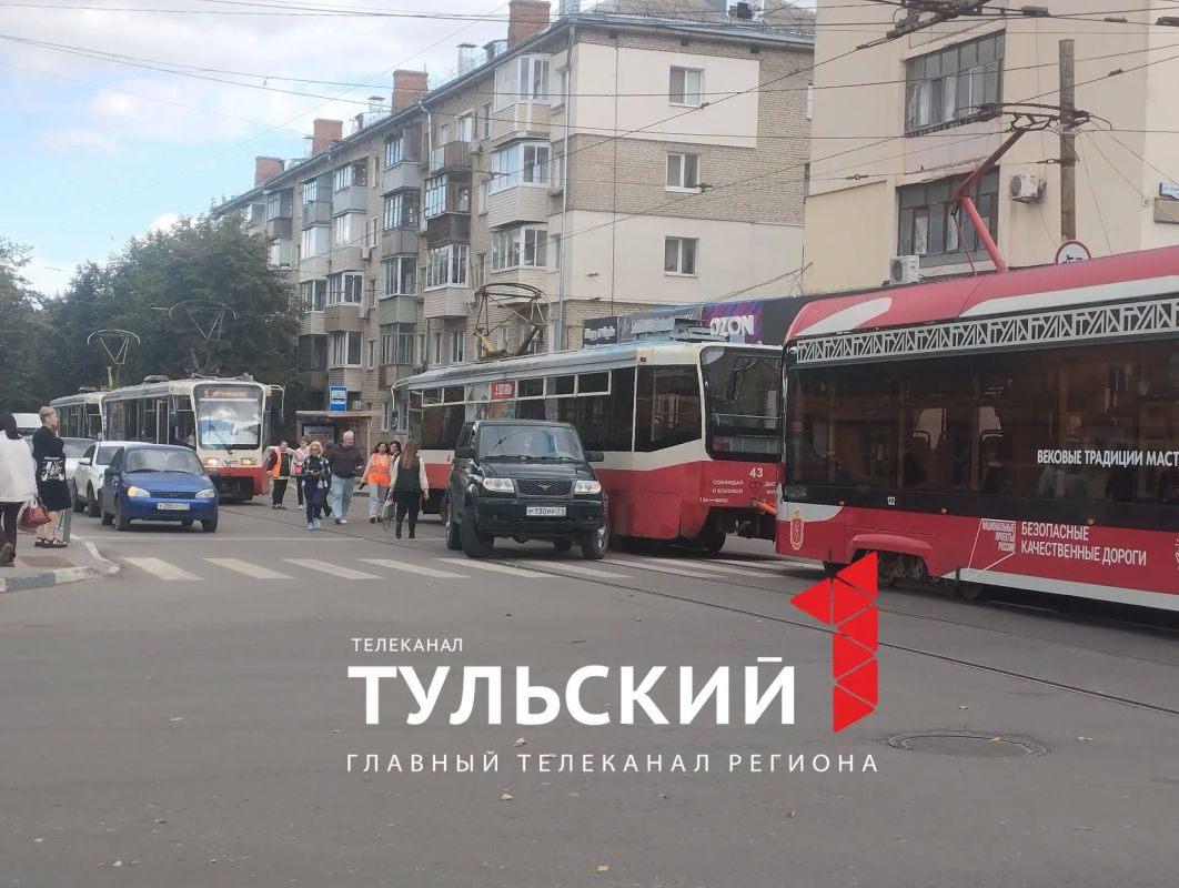 ДТП произошло на перекрестке улиц Первомайской и Фридриха Энгельса в Туле ДТП произошло на перекрестке улиц Первомайской и Фридриха Энгельса в Туле