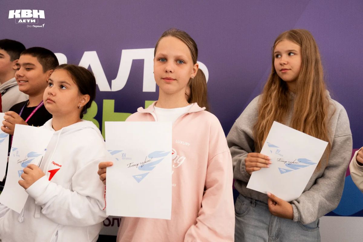 Полторы тысячи конвертов: участники фестиваля «КВН.Первые» написали письма бойцам СВО Полторы тысячи конвертов: участники фестиваля «КВН.Первые» написали письма бойцам СВО
