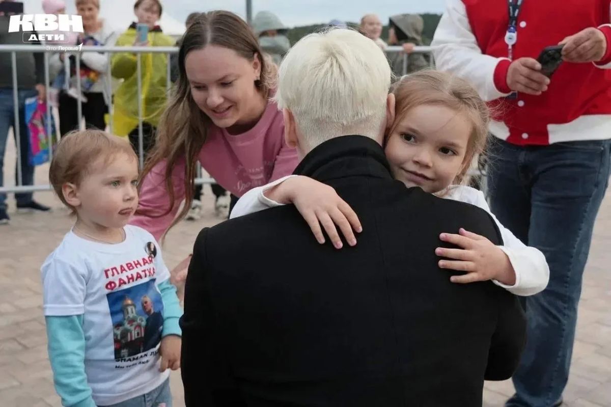 Когда мечты сбываются: певец Шаман встретился с 6-летней фанаткой на фестивале «КВН.Первые» Когда мечты сбываются: певец Шаман встретился с 6-летней фанаткой на фестивале «КВН.Первые»