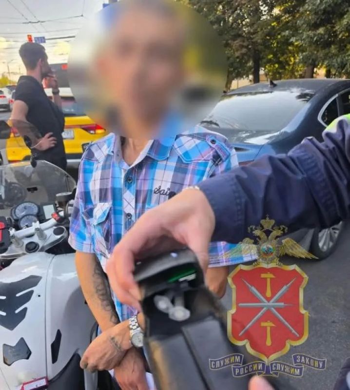 Тульские госавтоинспекторы остановили рецидивиста с 3 граммами наркотика Тульские госавтоинспекторы остановили рецидивиста с 3 граммами наркотика