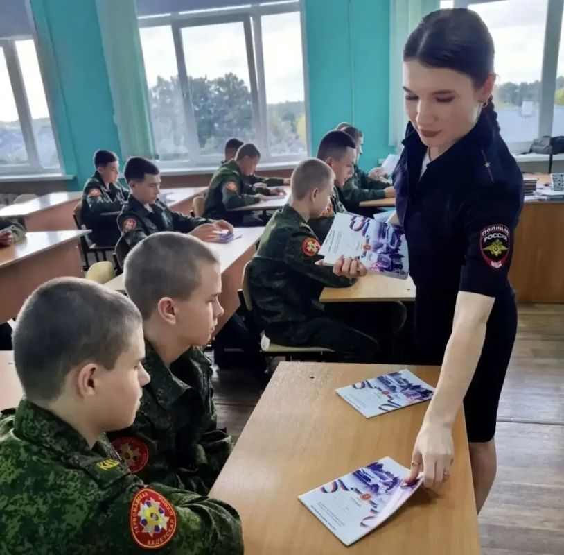 Сотрудники Госавтоинспекции провели профилактическое мероприятие с воспитанниками кадетской школы Сотрудники Госавтоинспекции провели профилактическое мероприятие с воспитанниками кадетской школы