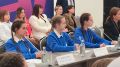 На встрече присутствует и Ксения Щендрыгина, которая стала известна на всю страну благодаря рисунку Смешариков на детской площадке в Болохово