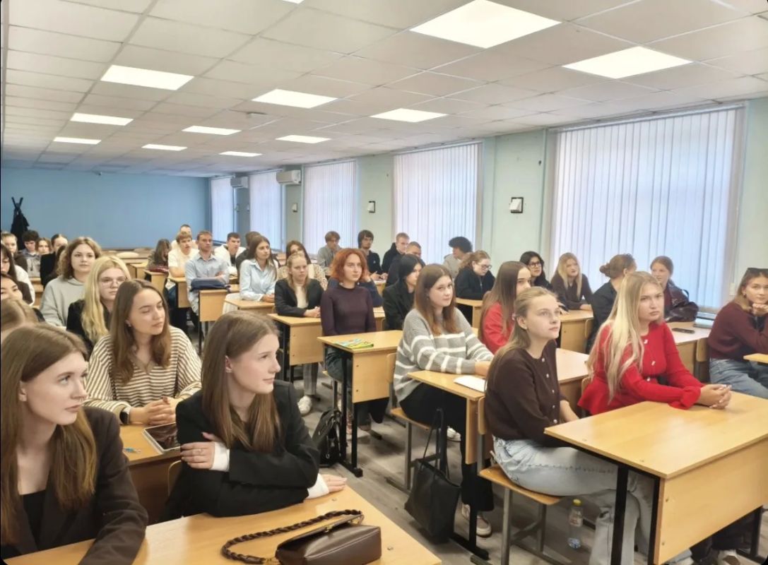 Председатель избирательной комиссии Тульской области Павел Веселов встретился со студентами тульского филиала Российского экономического университета им. Г.В. Плеханова и рассказал им о выборах, которые состоятся в регионе... Председатель избирательной комиссии Тульской области Павел Веселов встретился со студентами тульского филиала Российского экономического университета им. Г.В. Плеханова и рассказал им о выборах, которые состоятся в регионе...