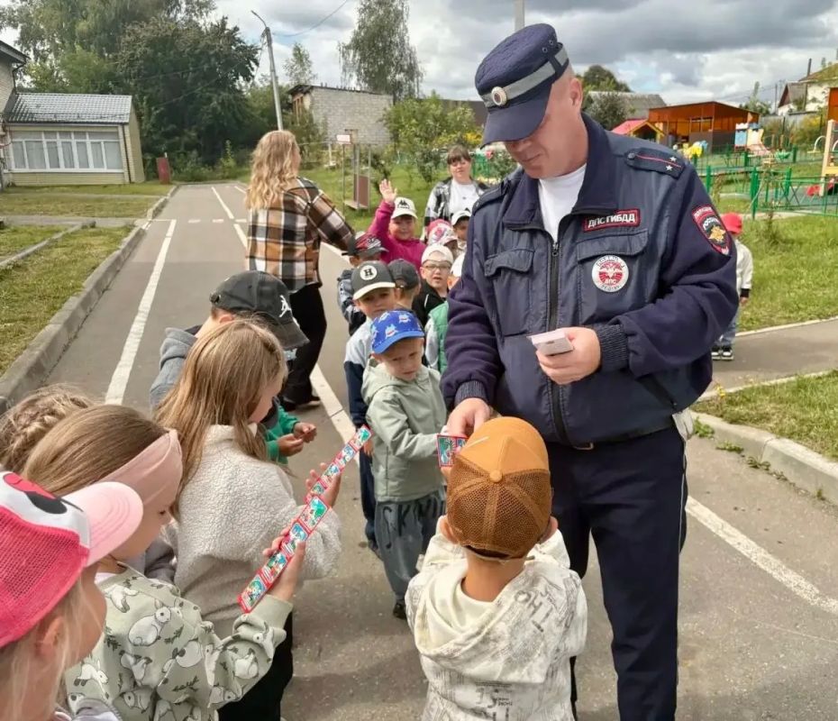 Сентябрь под знаком безопасности: инспекторы Госавтоинспекции Суворовского района Тульской области вышли к дошколятам Сентябрь под знаком безопасности: инспекторы Госавтоинспекции Суворовского района Тульской области вышли к дошколятам