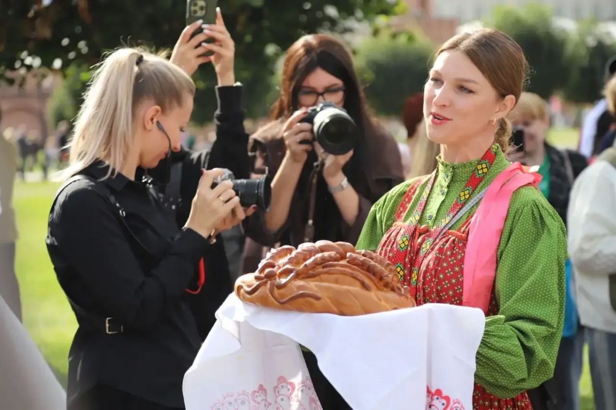 Евгений Смолянинов поздравил молодоженов, заключивших брак в День города Евгений Смолянинов поздравил молодоженов, заключивших брак в День города