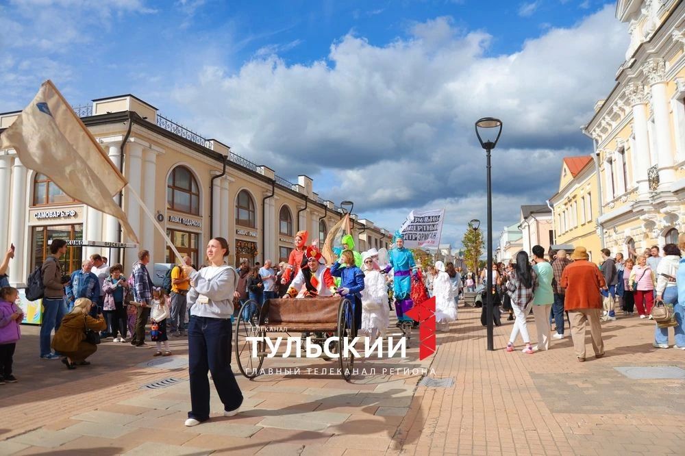 По центру Тулы в День города прошел парад уличных театров По центру Тулы в День города прошел парад уличных театров