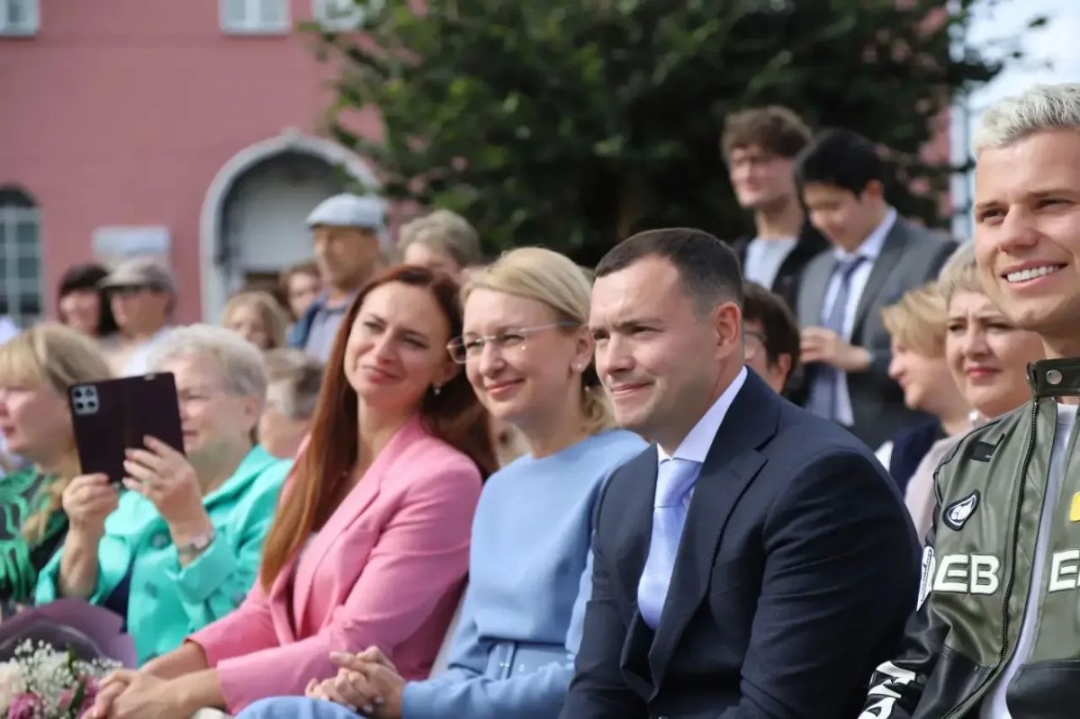 Евгений Смолянинов поздравил молодоженов, заключивших брак в День города Евгений Смолянинов поздравил молодоженов, заключивших брак в День города