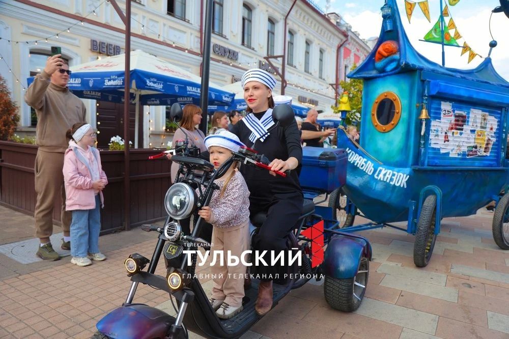 По центру Тулы в День города прошел парад уличных театров По центру Тулы в День города прошел парад уличных театров