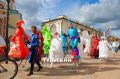 По центру Тулы в День города прошел парад уличных театров
