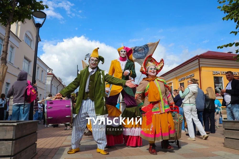 По центру Тулы в День города прошел парад уличных театров По центру Тулы в День города прошел парад уличных театров