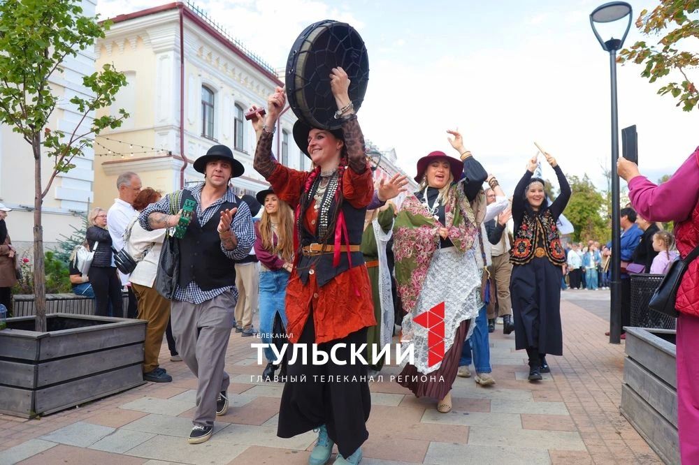 По центру Тулы в День города прошел парад уличных театров По центру Тулы в День города прошел парад уличных театров