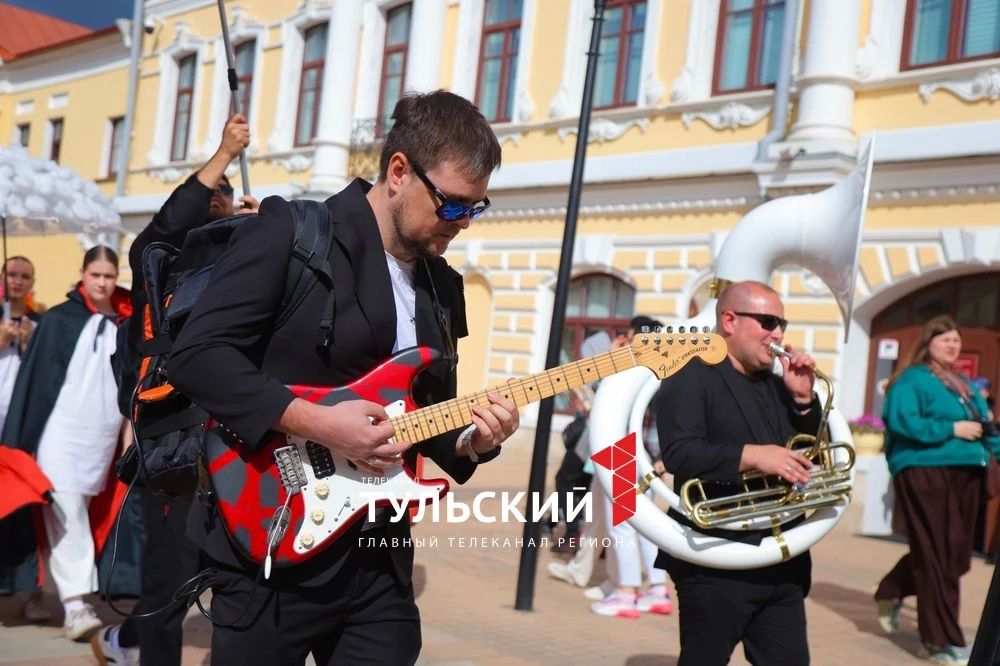 По центру Тулы в День города прошел парад уличных театров По центру Тулы в День города прошел парад уличных театров