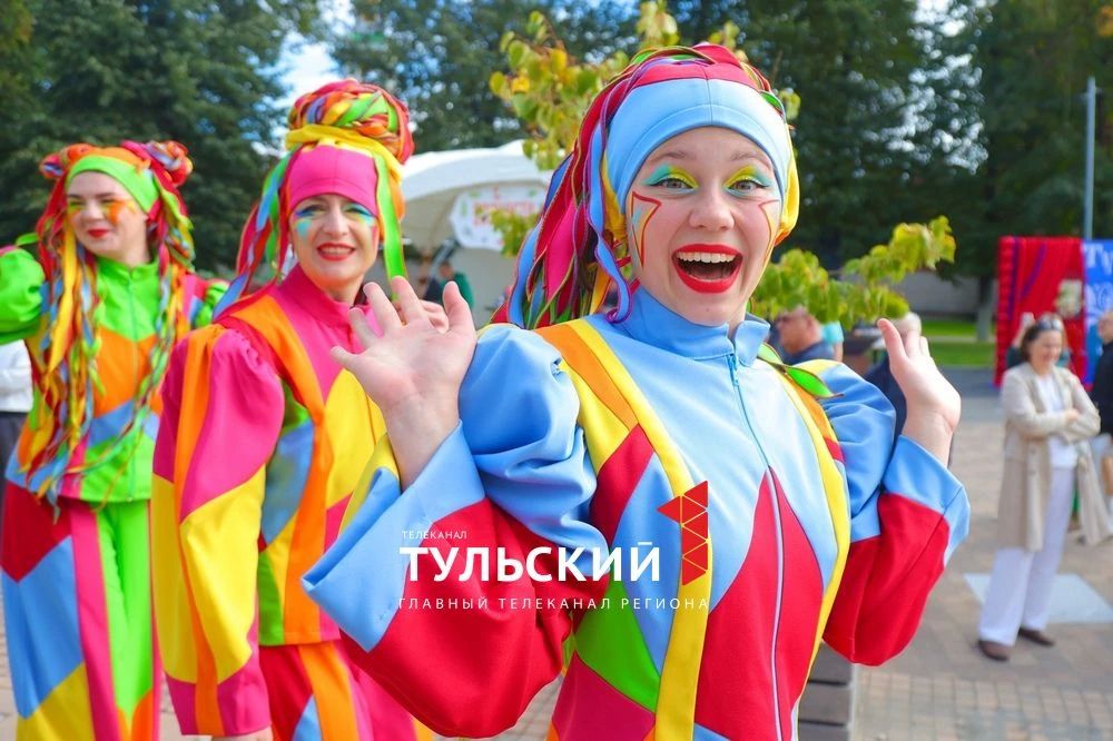 По центру Тулы в День города прошел парад уличных театров По центру Тулы в День города прошел парад уличных театров