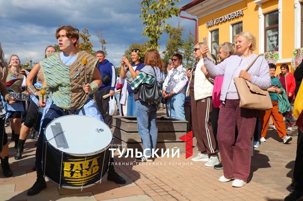 По центру Тулы в День города прошел парад уличных театров По центру Тулы в День города прошел парад уличных театров