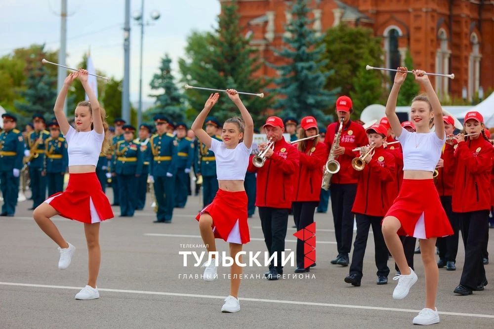 В центре Тулы в День города прозвучали "Фанфары Тульского кремля" В центре Тулы в День города прозвучали "Фанфары Тульского кремля"