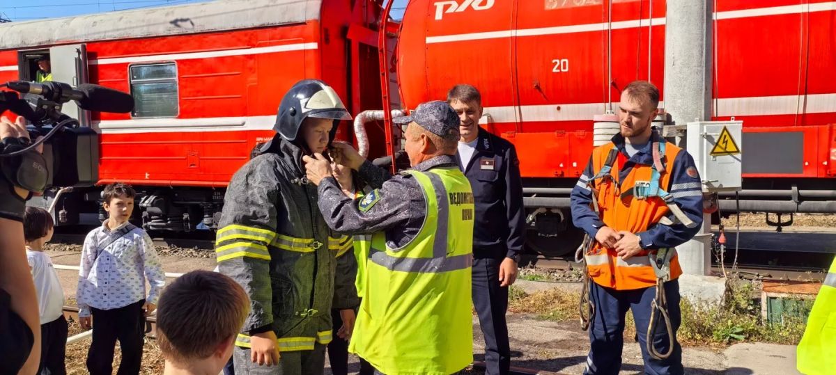 Тульские транспортные полицейские совместно с представителями РЖД Тульского региона провели акцию «День профилактики» Тульские транспортные полицейские совместно с представителями РЖД Тульского региона провели акцию «День профилактики»