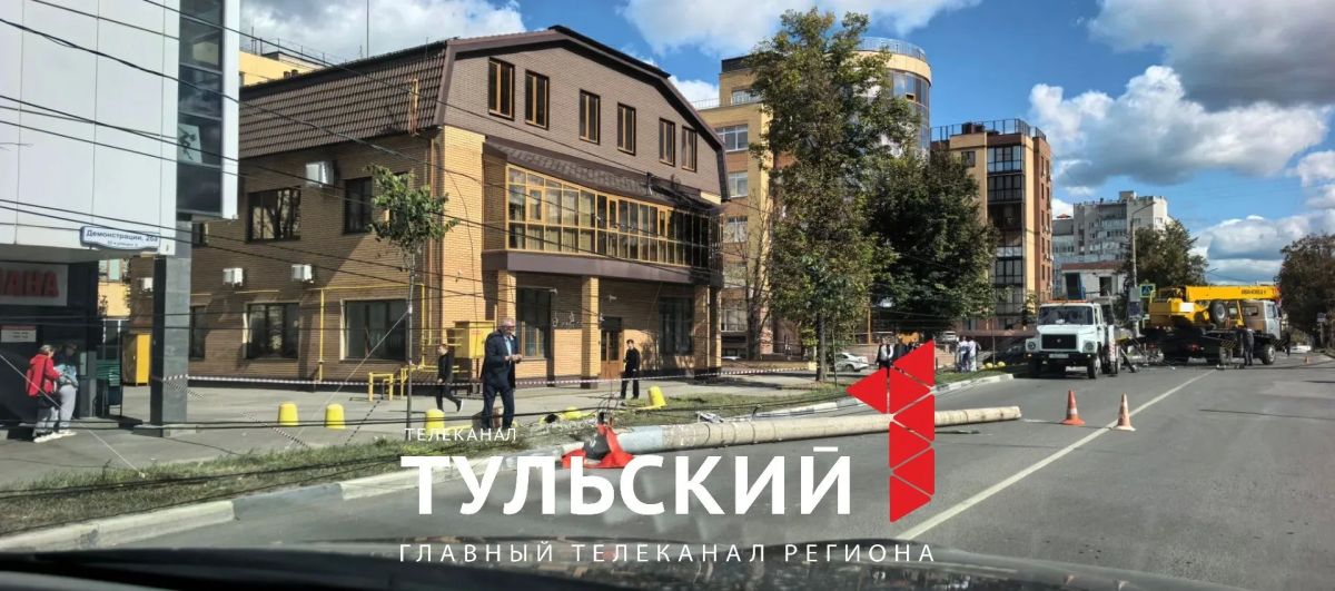 В центре Тулы из-за упавших столбов перекрыли движение В центре Тулы из-за упавших столбов перекрыли движение