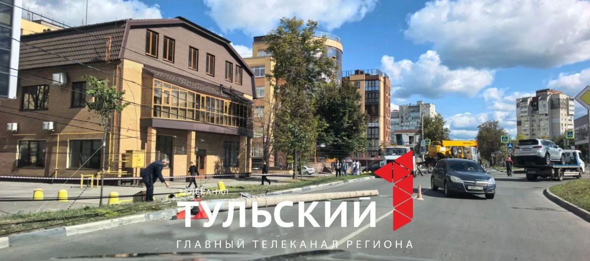В центре Тулы из-за упавших столбов перекрыли движение В центре Тулы из-за упавших столбов перекрыли движение