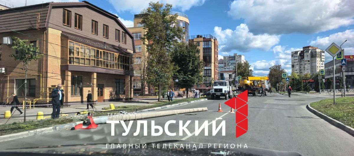 В центре Тулы из-за упавших столбов перекрыли движение В центре Тулы из-за упавших столбов перекрыли движение