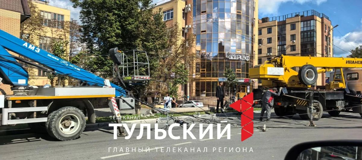 В центре Тулы из-за упавших столбов перекрыли движение В центре Тулы из-за упавших столбов перекрыли движение
